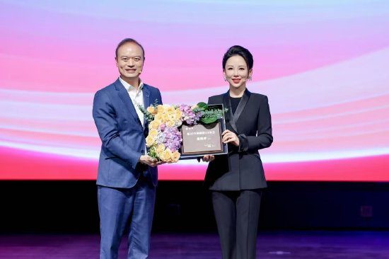 腾势第30万辆D9交付，职业台球选手潘晓婷成为车主